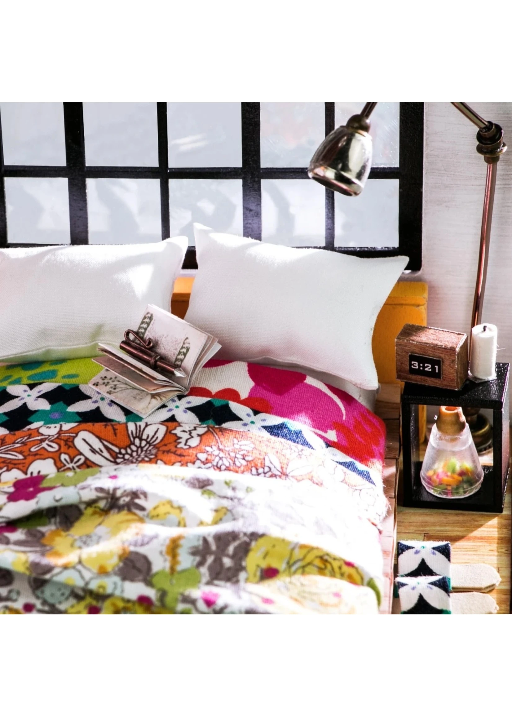 Hands Craft Alice's Dreamy Bedroom - Image 5