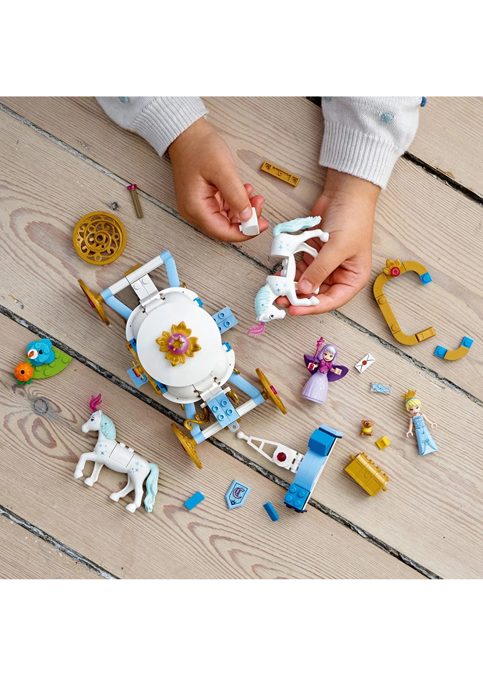 LEGO 43192 - Cinderella's Royal Carriage - Image 5